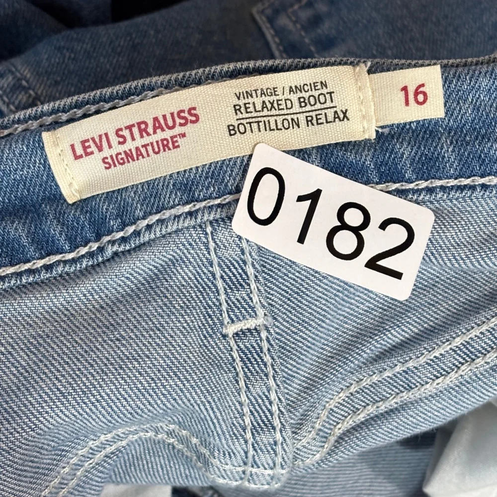 Levi’s Vintage Relaxed Bootcut Blue Jeans Women’s Size 16 Zipper Fly Wide Leg